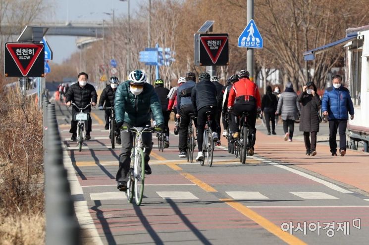 전국 대부분 지역에서 맑고 포근한 날씨를 보인 24일 서울 마포구 망원한강공원에서 시민들이 즐거운 시간을 보내고 있다. /문호남 기자 munonam@