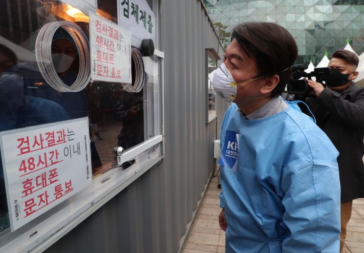 안철수 국민의당 대표가 15일 서울광장에 마련된 임시 선별검사소에서 의료 자원봉사에 나서 의료진과 이야기를 나누고 있다. [이미지출처=연합뉴스]