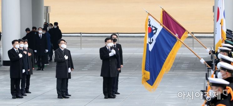 [포토] 국기에 대한 경례하는 김진욱 공수처장