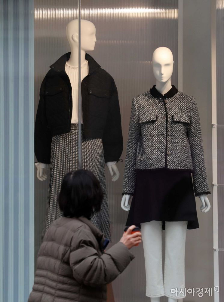 [포토]명동 쇼윈도에 찾아온 봄 