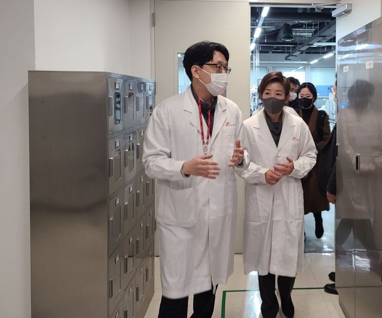 나경원 전 의원(오른쪽)이 경기 성남시 분당구 SK바이오사이언스 본사를 찾아 실험실을 둘러보고 있다. (사진=박준이 기자)