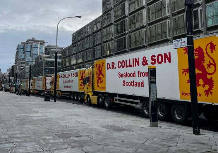 지난 18일(현지시간) 스코틀랜드 어민들이 브렉시트로 인해 해산물 수출에 피해를 입었다며 영국 정부에 대책을 촉구하는 트럭 항의시위를 런던 길거리에서 진행하고 있다. 런던(영국)=로이터연합