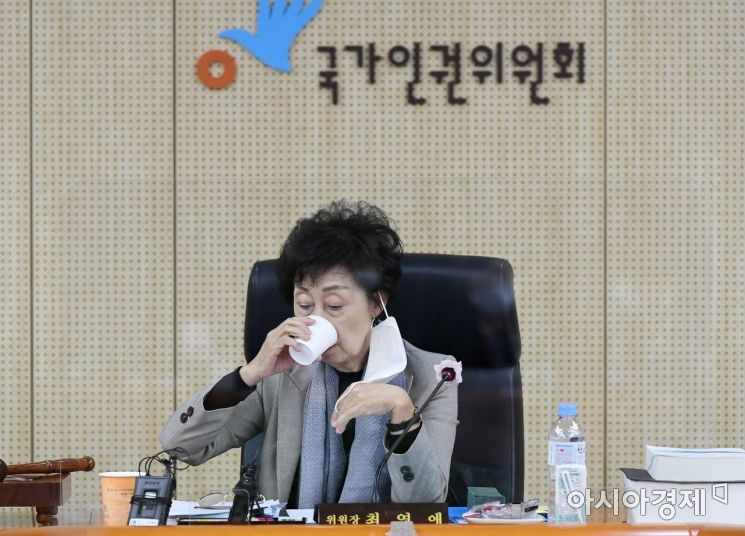 [포토] 물 마시는 최영애 국가인권위원장