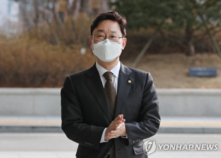 박범계 법무부 장관 후보자가 지난달 31일 오후 서울 서초구 서울고등검찰청 청사에 마련된 인사청문회 준비 사무실로 출근하고 있다. / 사진=연합뉴스
