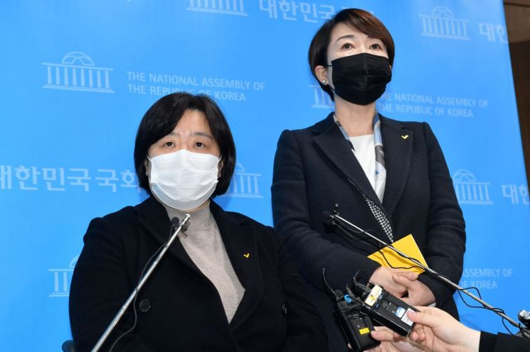 정의당 젠더인권본부장인 배복주 부대표(왼쪽)와 정호진 대변인이 25일 오전 서울 여의도 국회 소통관에서 김종철 당대표 성추행 사건 관련 대표단 회의 결정 사항을 발표하고 있다. / 사진=연합뉴스