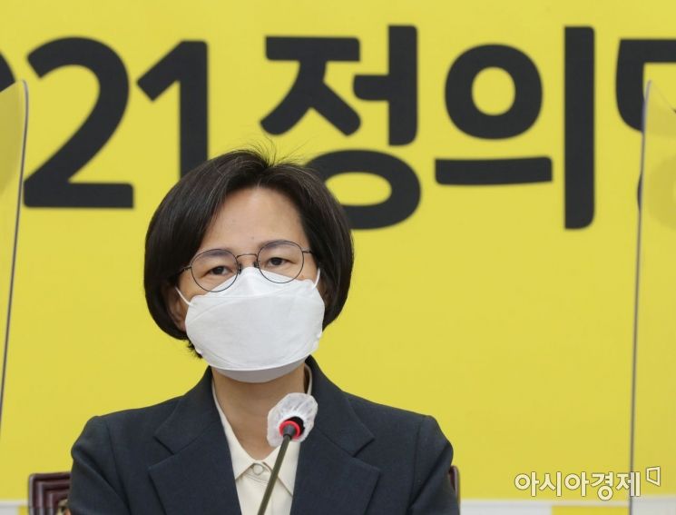 강은미 정의당 원내대표가 26일 국회에서 열린 의원총회에 참석, 김종철 대표 성추행 사건으로 심려를 끼친 점에 대해 사과하고 있다./윤동주 기자 doso7@