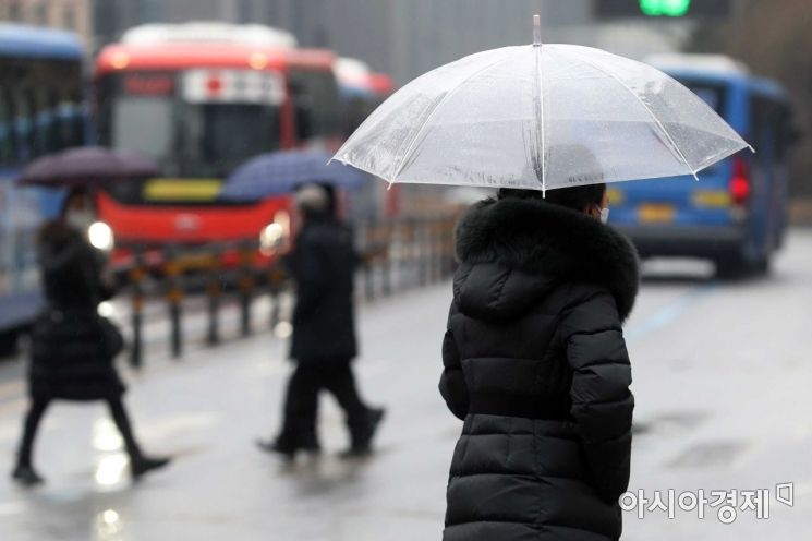 지난 1월26일 서울 삼일대로에서 우산을 쓴 시민들이 발걸음을 재촉하고 있다. /문호남 기자 munonam@