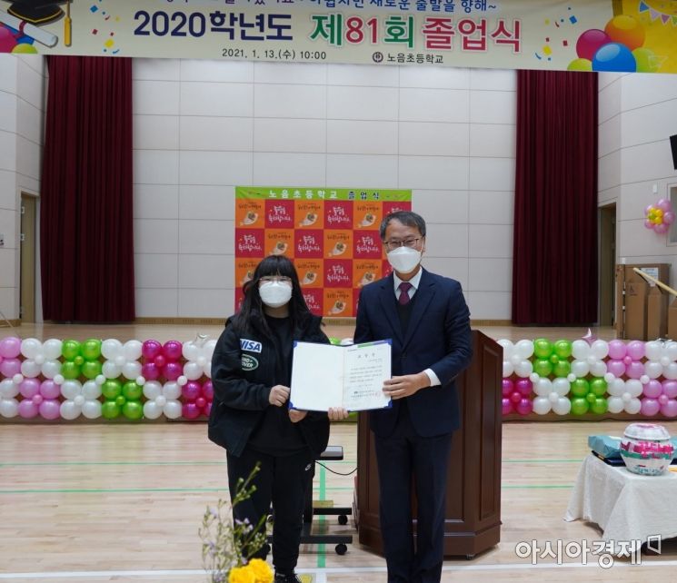 울진군 노음초 한울본부 우수인재상 표창 전달식 모습.