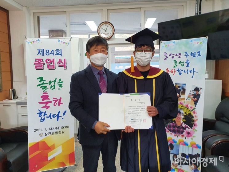 울진 삼근초 한울본부 우수인재상 표창 전달식 모습.