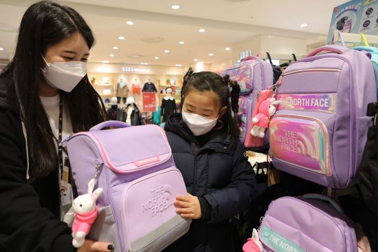 "가죽 소재라더니 폴리에스터였네"…16만원짜리 초등생 가방 '엉터리 라벨' 적발