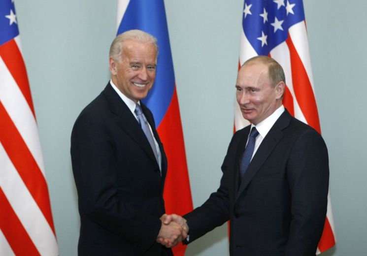 바이든과 푸틴, 첫 전화 … 핵 군축 협정 연장 합의