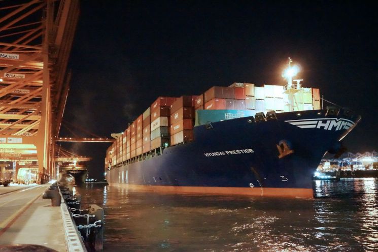 5000TEU급 컨테이너선 ‘HMM 프레스티지호’가 부산 신항 HPNT에서 국내 수출기업들의 화물을 싣고 출항하고 있다.