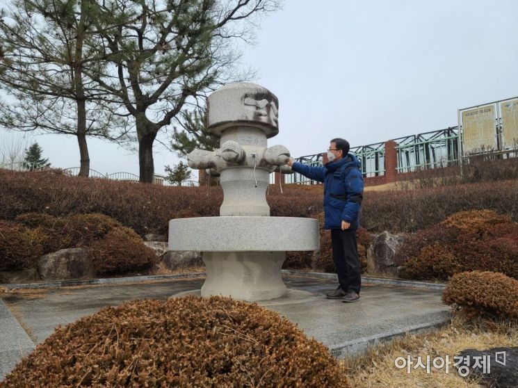 김천시 관계자가 비상급수시설을 점검하고 있다.