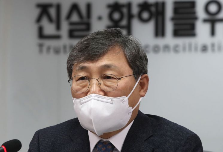 정근식 진실화해위원장이 27일 오전 서울 중구 진실·화해를위한과거사정리위원회에서 열린 기자간담회에서 발언하고 있다 [이미지출처=연합뉴스]