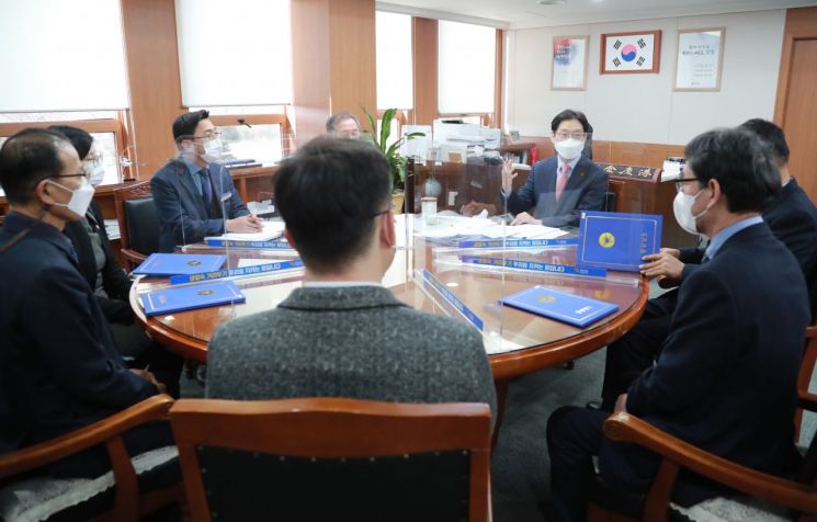 김경수 경남도지사가 27일 감사위원 위촉장 수여식에 참석했다.