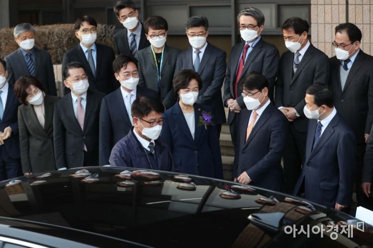 [포토]차량 탑승하는 추미애 장관 