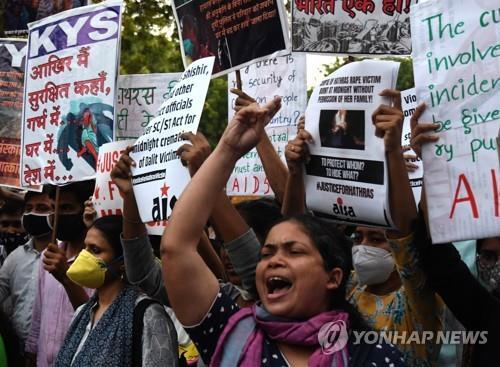 여성 성폭력 사건과 관련해 인도 뉴델리에서 벌어진 항의 시위. 사진=연합뉴스