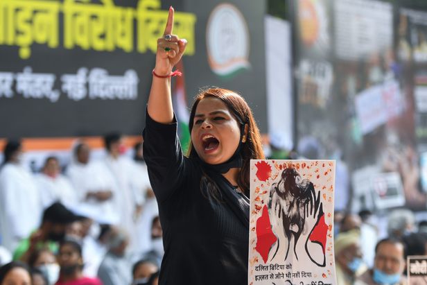 "가슴 만져도 옷 안 벗겨서 성폭력 아냐" 인도 법원 판결에 분노
