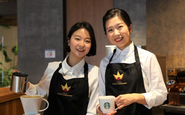 스타벅스 코리아 17대 커피대사 전주이(왼쪽),김성은