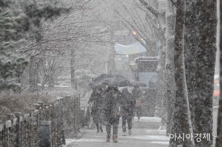 [포토]눈 내리기 시작한 서울 도심