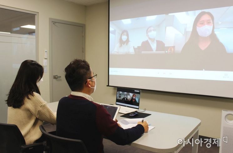 이투스교육이 교육업계 최초로 IT 직군 블라인드 공채를 진행했다. 채용 과정에서 화상 면접을 진행하고 있는 모습.