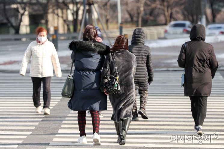 [포토]두꺼운 외투입고 이동하는 시민들