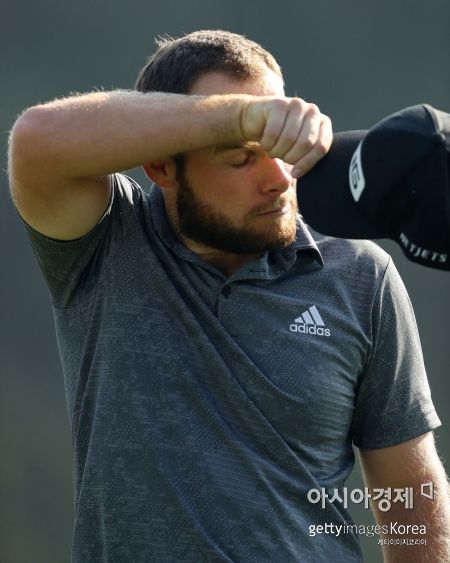 타이렐 해튼이 오메가 두바이데저트클래식 첫날 15번홀에서 땀을 닦고 있다. 두바이(UAE)=Getty images/멀티비츠