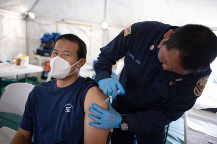 전세계 백신 접종 건수, 누적 확진자 수 넘었다