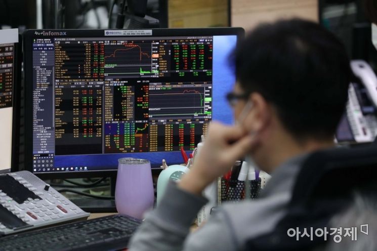 29일 서울 을지로 하나은행 딜링룸에서 한 딜러가 모니터를 주시하고 있다. /문호남 기자 munonam@