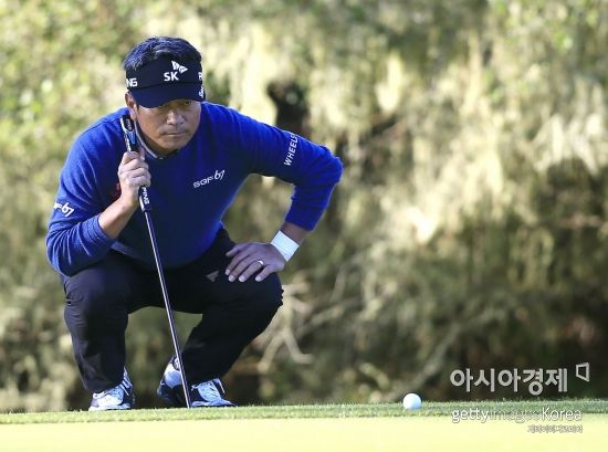 최경주가 파머스인슈어런스오픈 첫날 6언더파를 몰아치며 공동 4위에 포진해 파란을 일으켰다.