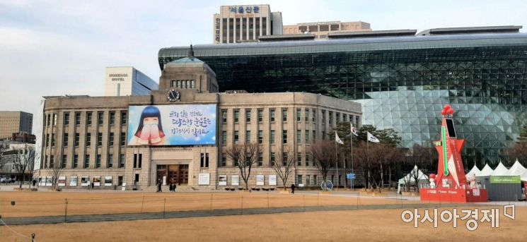 서울 중구에 있는 서울시청. 27일 오후 시청 주변에서 만난 시민들은 25일 박 전 시장 성희롱 의혹에 관한 인권위 발표 결과에 허탈감을 드러냈다. 일부는 '성범죄자 박원순'이라며 분노를 표출하기도 했다. 사진=한승곤 기자 hsg@asiae.co.kr