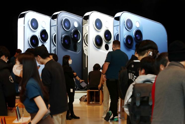 '아이폰12 효과' 애플, 삼성 제쳤다…작년 4분기 스마트폰 1위