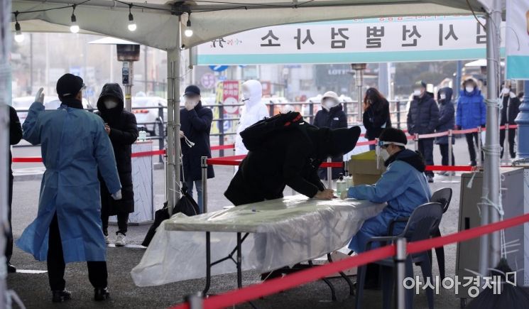 국내 코로나19 신규 확진자수가 닷새 만에 300명 대로 내려간 31일 서울역 임시 선별검사소에서 시민들이 검사를 위해 줄을 서 있다. 이날 중앙방역대책본부에 따르면 이날 0시 기준 신규 확진자는 355명으로 집계됐다. 국내 발생 확진자는 325명, 해외 유입 확진자는 30명이며 총 누적 확진자는 7만8205명이다./김현민 기자 kimhyun81@
