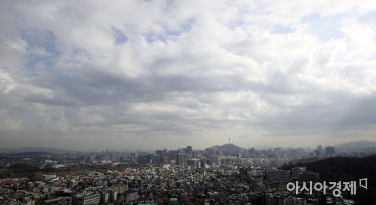 31일 서울 인왕산에서 바라본 하늘에 구름이 잔뜩 끼어 있다. 기상청은 전국이 가끔 구름많다가 오후부터 차차 흐려져 밤부터 수도권 등에서 비가 내리기 시작해 전국으로 확대될 것으로 예보했다. /김현민 기자 kimhyun81@