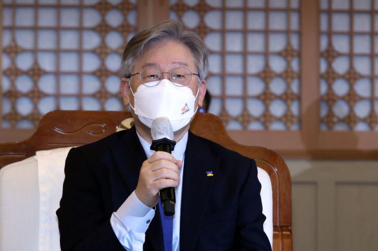 이재명 "집값 터무니없이 올라 '부의 상징'처럼 여겨질 정도"