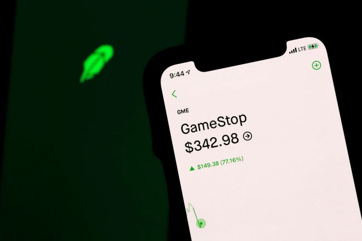 로빈후드 거래제한 8개로 줄어…게임스톱·AMC 포함