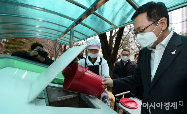 박남춘 인천시장이 1일 음식물류 폐기물 자체처리시설(감량기)시연을 참관하고 있다. [사진 제공=인천시]