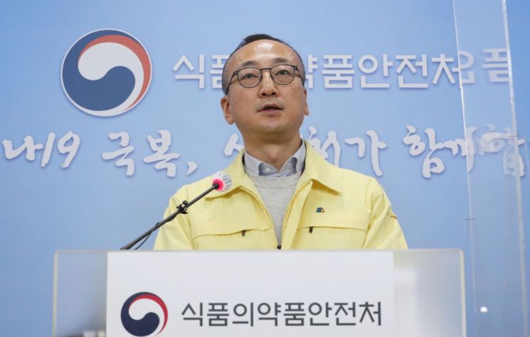 김상봉 식품의약품안전처 바이오생약국장이 지난 1일 오후 충북 청주시 질병관리본부 브리핑룸에서 아스트라제네카 신종 코로나19 백신 검증자문단 회의 결과를 발표하고 있다. [이미지출처=연합뉴스]