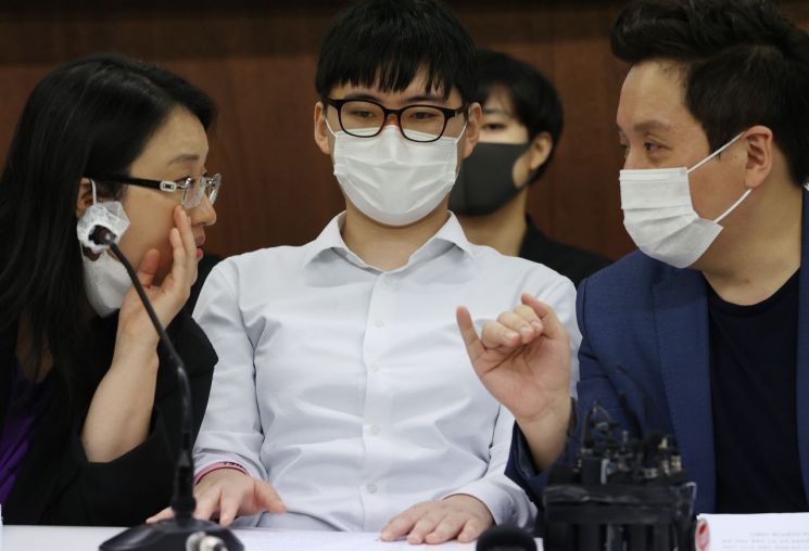 "계속 퀴어로 살아가겠다" 故변희수 하사 향한 애도 물결