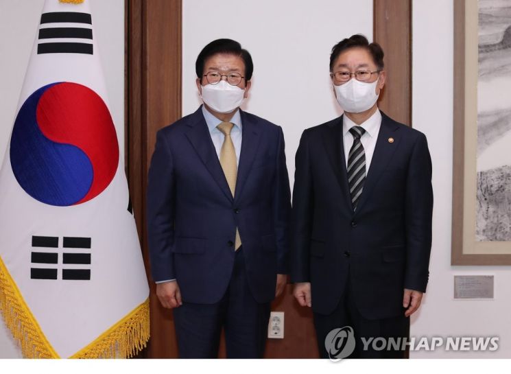 박범계, 박병석 의장 예방… "국회의원 자세 잊지않고 낮은 자세로 경청"