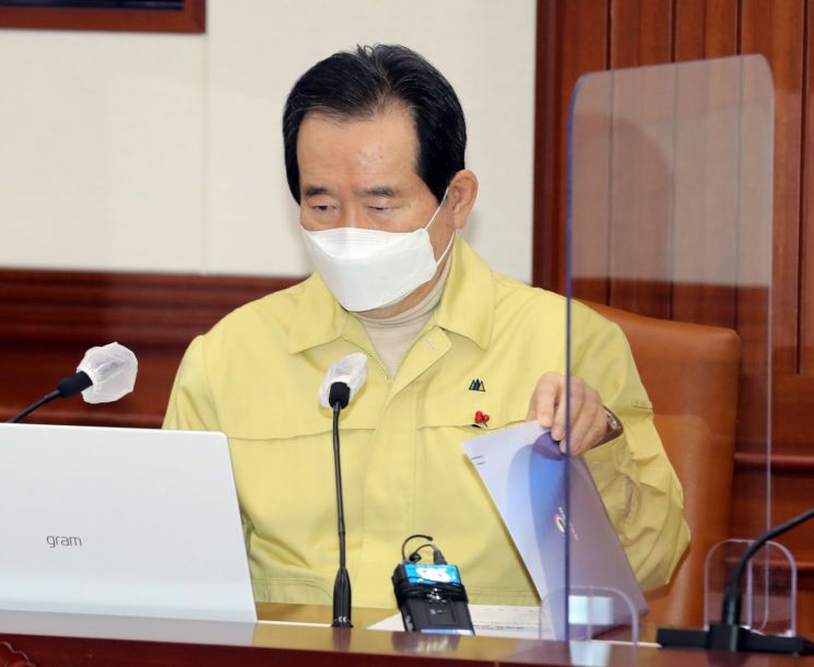 정세균 국무총리가 지난달 31일 오후 정부서울청사에서 열린 코로나19 대응 중앙재난안전대책본부(중대본) 회의에서 자료를 보고 있다. / 사진=연합뉴스