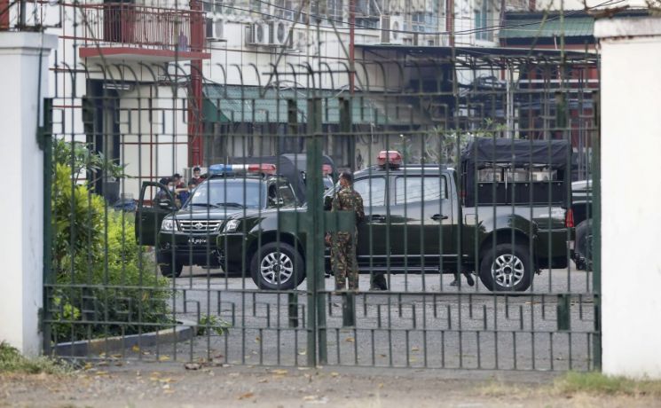 미얀마에서 군부 쿠테타가 일어났다는 소식이 보도되는 가운데 군인과 차량이 최대도시 양곤의 국영 라디오·TV 방송국 구내에 서 있다./사진=연합뉴스·EPA