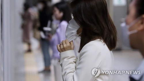 마스크를 착용하고 지하철을 기다리는 한 시민./사진=연합뉴스
