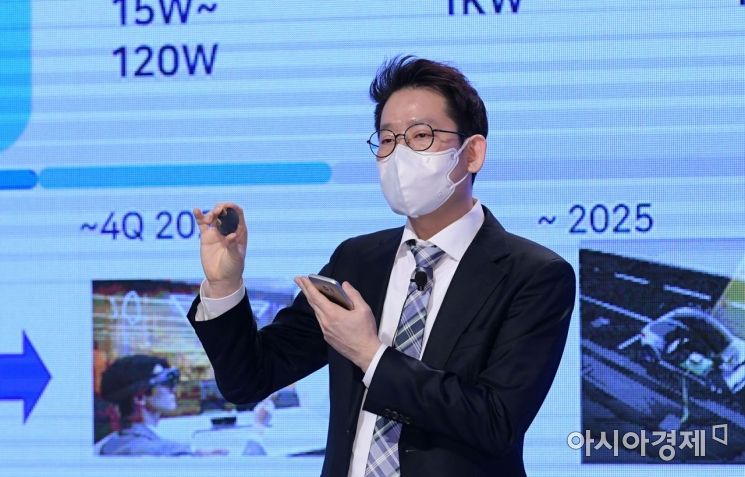 [Photo] CEO Lee Kyunghak Introducing Long-Distance Wireless Charging