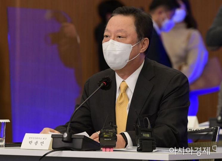 박용만, 두산그룹 떠난다…두 아들도 퇴진