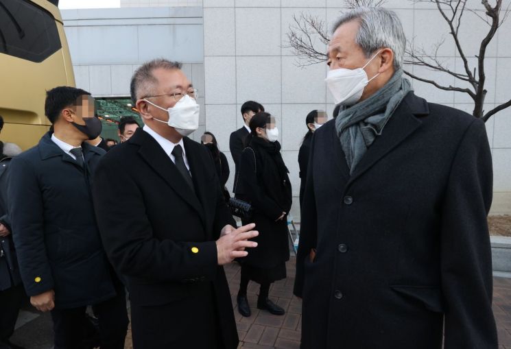 3일 오전 서울 송파구 아산병원 장례식장에서 고(故) 정상영 KCC 명예회장의 발인식이 끝난 뒤 정의선 현대차그룹 회장이 장례식장을 나서며 정몽준 아산재단 이사장과 대화하고 있다. [사진=연합뉴스]