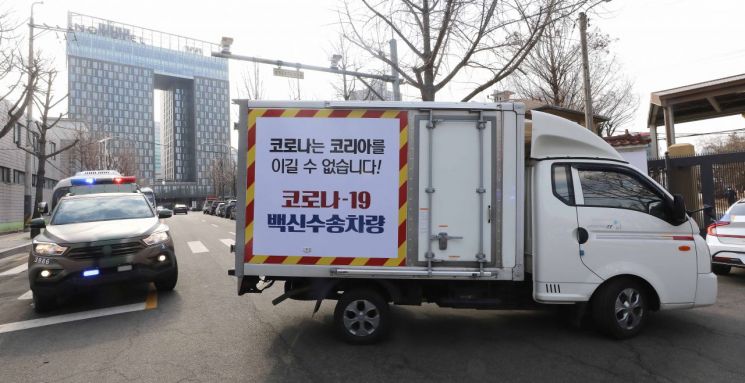 아스트라제네카 코로나19 백신, 2차 자문 '조건부' 통과… 고령층 접종 여부는 "추후 논의" (상보)