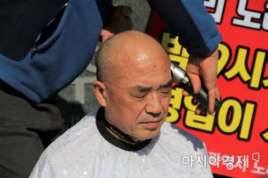 구일암 노래연습장협회중앙회 광주광역시지회장이 3일 광주광역시청에서 삭발식을 강행하고 있다.