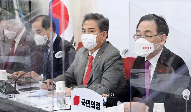 주호영 국민의힘 원내대표(오른쪽)가 3일 국회에서 열린 북한 원전 추진 의혹 전문가 간담회에서 발언을 하고 있다. [이미지출처=연합뉴스]