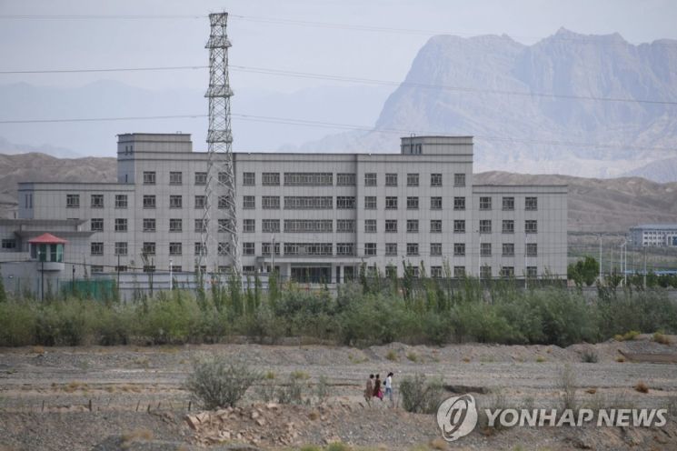 "매일밤 끌려가 집단 성폭행, 전기고문" 신장 위구르 수용소에서 탈출한 여성의 증언